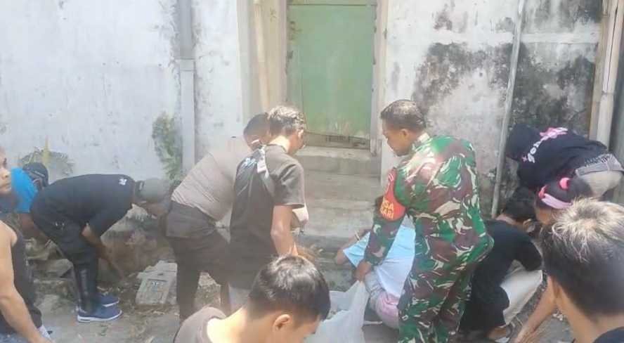 Babinsa Lowokwaru Bersama Warga Kerja Bakti Angkat Sampah