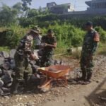 Personel Kodim 0833 Gotong Royong Bangun Jembatan Perintis Garuda