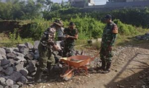 Personel Kodim 0833 Gotong Royong Bangun Jembatan Perintis Garuda