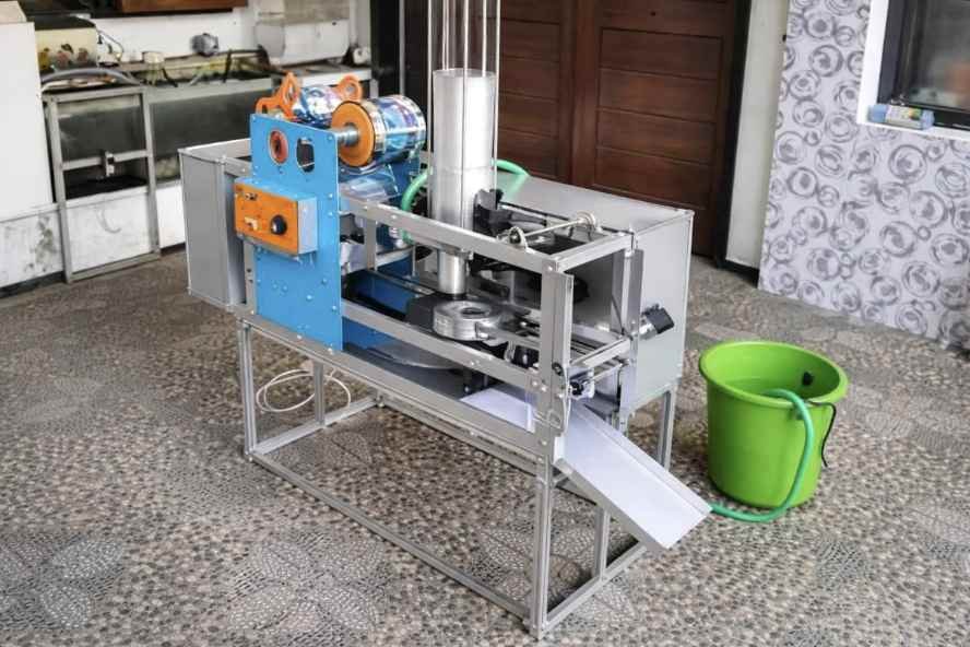 Lulusan Terbaik ITN Malang Ciptakan Mesin Pengemas Otomatis untuk UMKM