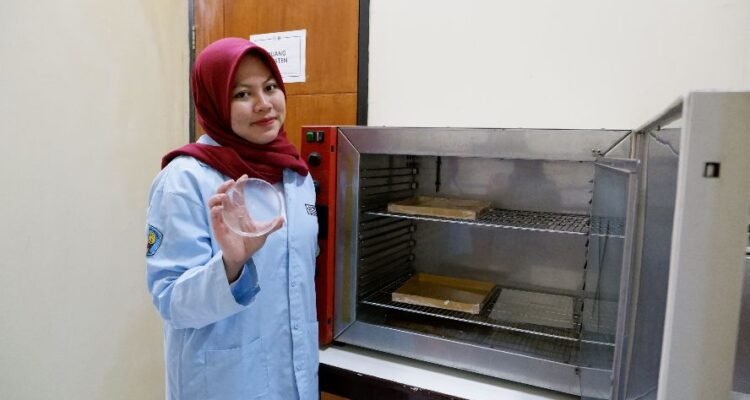 Lulusan Terbaik Teknik Kimia ITN Malang, Bikin "Plastik" yang Bisa Dimakan