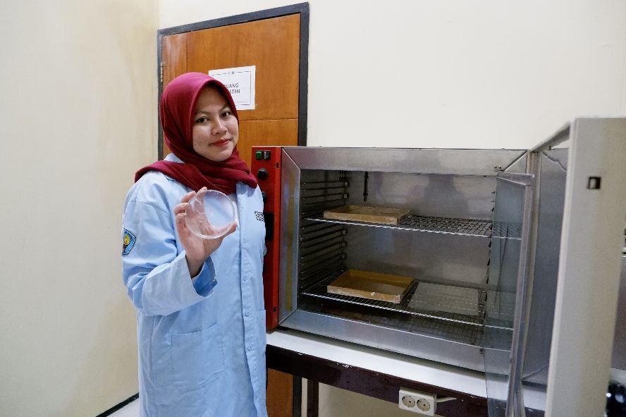 Lulusan Terbaik Teknik Kimia ITN Malang, Bikin "Plastik" yang Bisa Dimakan