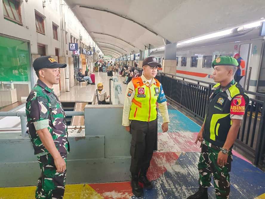 Babinsa Klojen Tingkatkan Pengawasan Keamanan di Stasiun Kota Malang