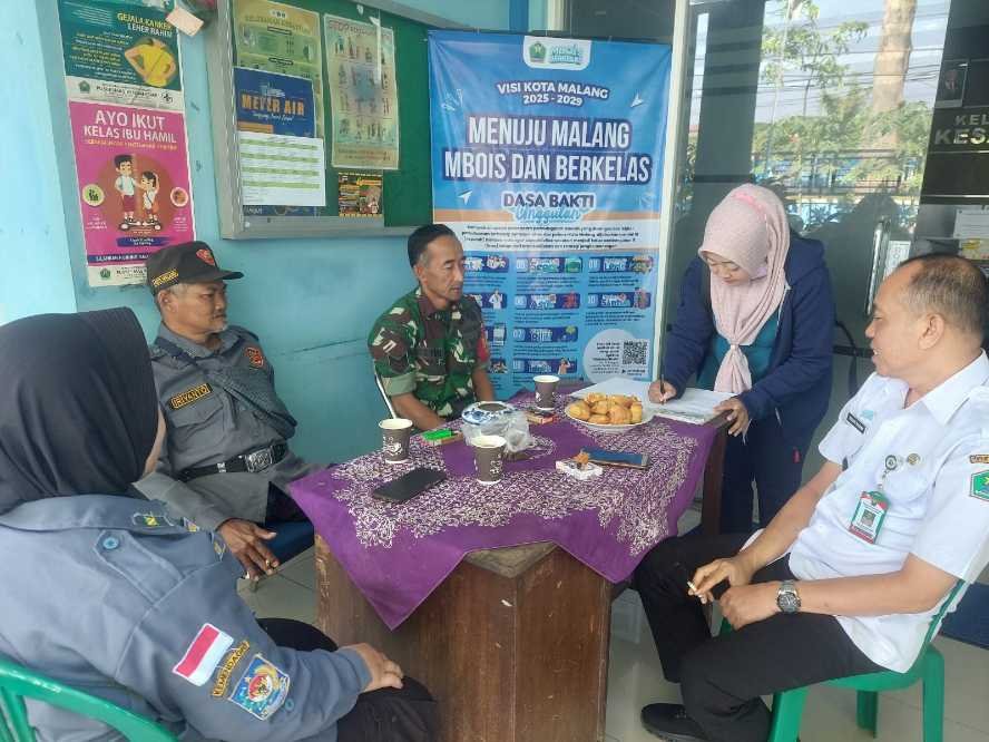 Babinsa Kesatrian Monitoring Wilayah Melalui Anjangsana