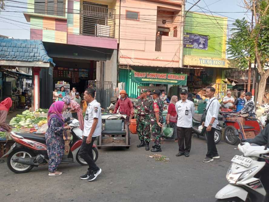 Personel Koramil Kedungkandang Bantu Penertiban Pasar Kebalen Kota Malang