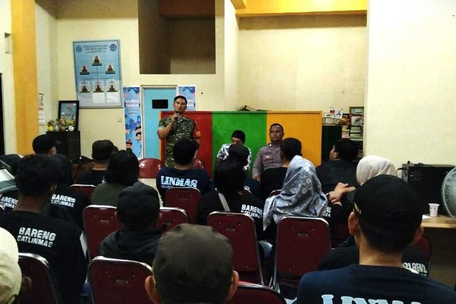 Babinsa Kelurahan Bareng Tingkatkan Kemampuan Satlinmas