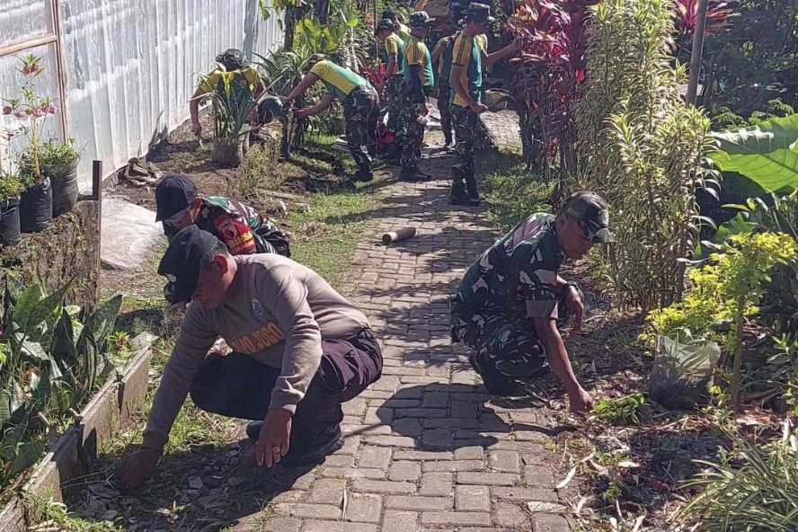 Babinsa Blimbing Bersama Warga Kampung Semar Bersihkan Lingkungan