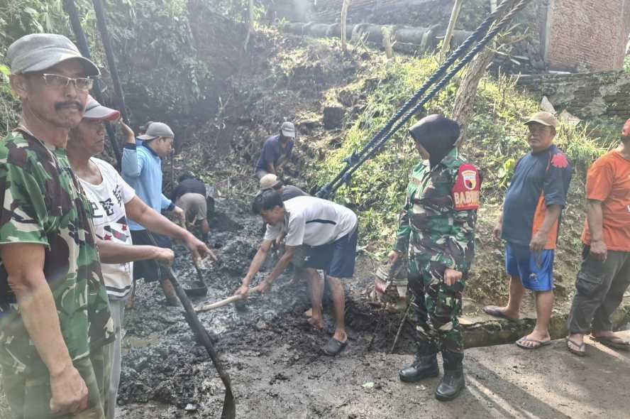 Babinsa Lowokwaru dan Warga Jatimulyo Gotong Royong Wujudkan Lingkungan Asri