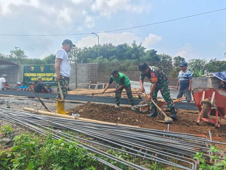 Gotong Royong Kodim 0833 dan Warga Percepat Pembangunan Jembatan Perintis Garuda