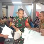 Babinsa Blimbing Kawal Penyaluran Bantuan Pangan Bulog untuk Warga Kesatrian