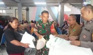 Babinsa Blimbing Kawal Penyaluran Bantuan Pangan Bulog untuk Warga Kesatrian