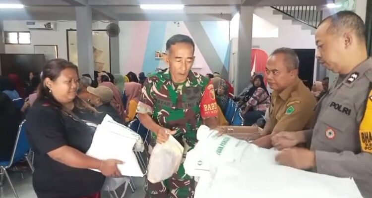 Babinsa Blimbing Kawal Penyaluran Bantuan Pangan Bulog untuk Warga Kesatrian