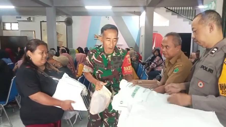 Babinsa Blimbing Kawal Penyaluran Bantuan Pangan Bulog untuk Warga Kesatrian