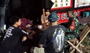 Komsos Babinsa Kesatrian Lewat Komsos Humanis, Babinsa Kesatrian Ajak Warga Jaga Keamanan Lingkungan