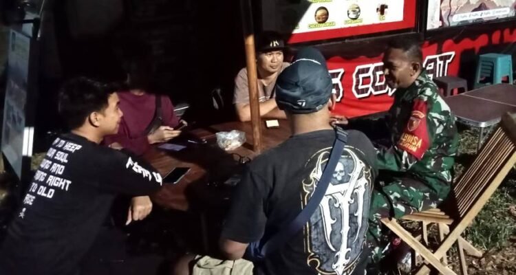 Lewat Komsos Humanis, Babinsa Kesatrian Ajak Warga Jaga Keamanan Lingkungan