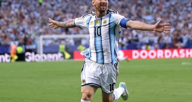 Lionel Messi Hattrick Lionel Messi Bawa Argentina Gilas Aljazair 3-0