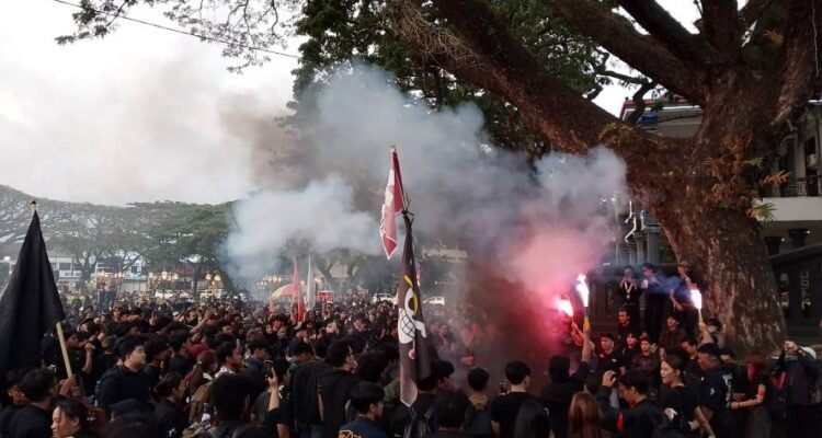 “Indonesia Gawat Darurat”, Ratusan Mahasiswa di Malang Desak Penghentian Program MBG