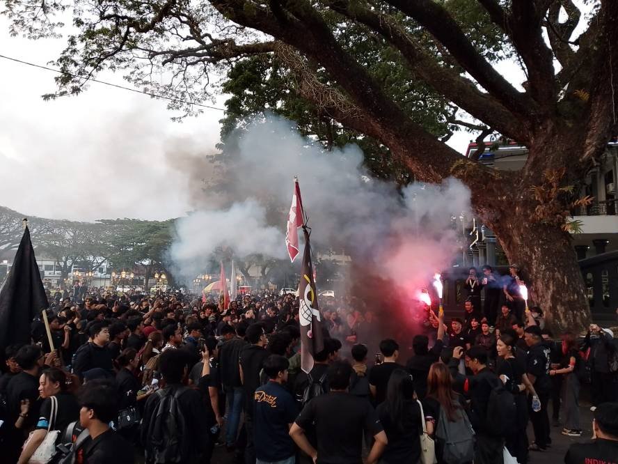 “Indonesia Gawat Darurat”, Ratusan Mahasiswa di Malang Desak Penghentian Program MBG