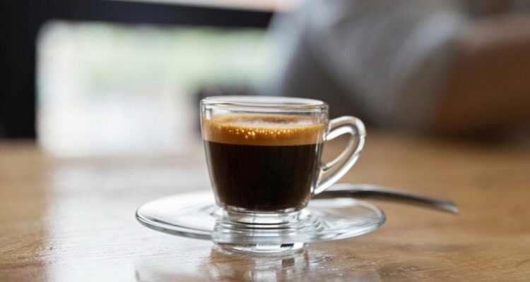 Minum Kopi Berlebih Tingkatkan Risiko Serangan Jantung pada Penderita Hipertensi