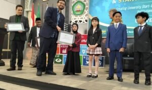 Afshiena Chuancantya menerima penghargaan Membanggakan, CEO Cilik Afshiena Chuancantya Raih Best Healthy Food Innovation Award