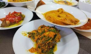 Aneka menu Nasi Kapau Langganan 'Nasi Kapau Langganan' Jemursari Surabaya Sajikan Cita Rasa Minang Autentik: Lauk Telur Ikan Jadi Favorit