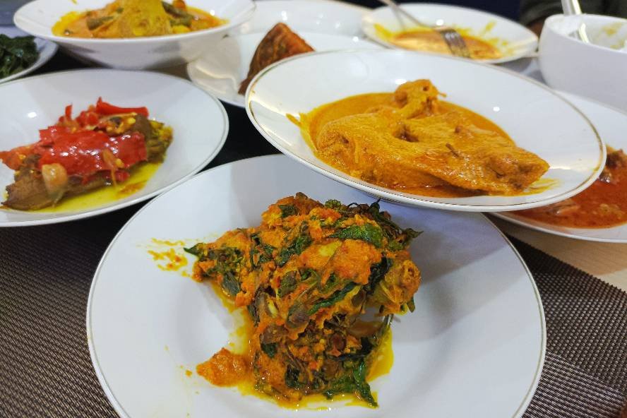'Nasi Kapau Langganan' Jemursari Surabaya Sajikan Cita Rasa Minang Autentik: Lauk Telur Ikan Jadi Favorit