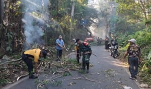 Babinsa Buring kerja bakti Babinsa Buring Karya Bakti Bersama Warga