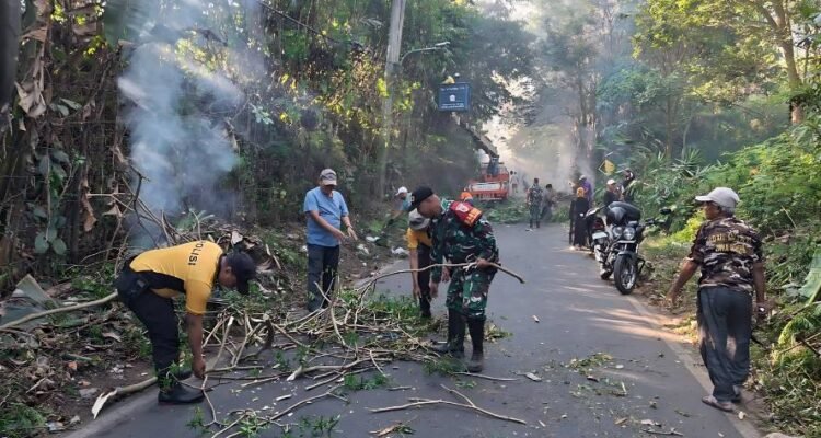 Babinsa Buring Karya Bakti Bersama Warga