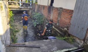 Babinsa Rampal Celaket bersihkan saluran air