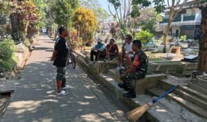 Babinsa Sukun bersihkan lingkungan