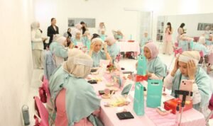 Beauty Class Queen Cosmetic Mahasiswa Ilmu Komunikasi UMM Warnai Beauty Class Queen Cosmetic