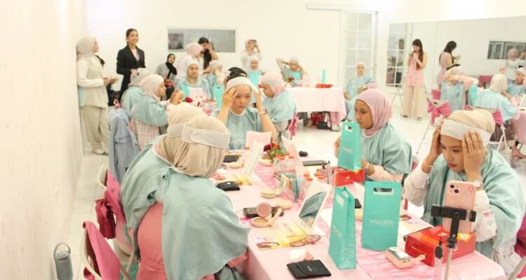 Mahasiswa Ilmu Komunikasi UMM Warnai Beauty Class Queen Cosmetic