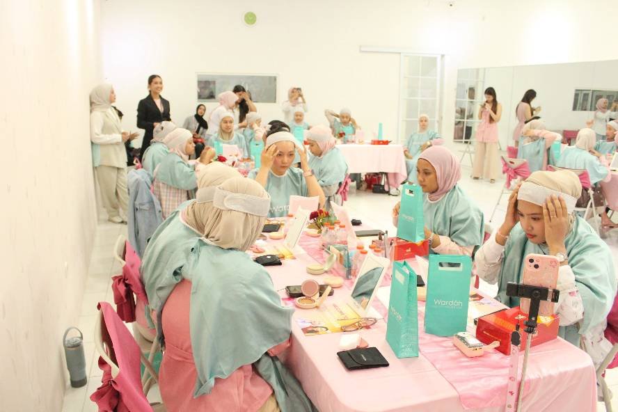 Mahasiswa Ilmu Komunikasi UMM Warnai Beauty Class Queen Cosmetic