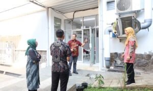 Dekan FTAB menjelaskan filter lemari asam Perkuat Smart Green Campus, FTAB UB Pasang Filter Limbah Asam Laboratorium