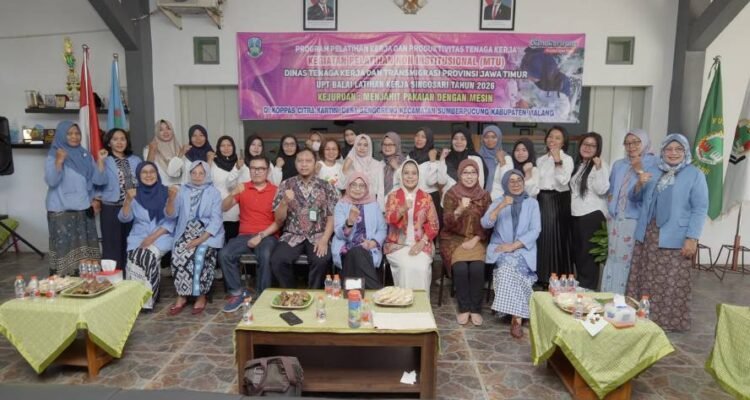 Sri Untari Dorong Kemandirian Perempuan Sumberpucung Lewat Pelatihan Menjahit
