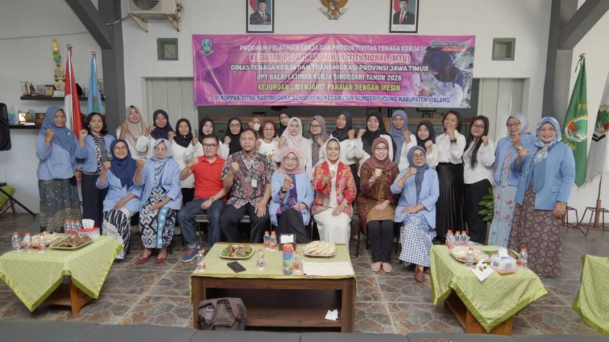 Sri Untari Dorong Kemandirian Perempuan Sumberpucung Lewat Pelatihan Menjahit