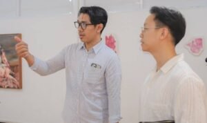 Happy Memberikan Penjelasan pada Pengunjung “Corpus Fractum” Hadirkan Refleksi Kritis tentang Tubuh, Kekerasan, dan Relasi Kuasa