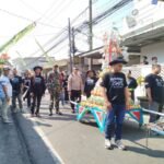 Babinsa Karangbesuki Kawal Kirab Gunungan di Sukun