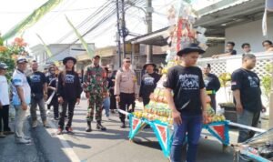 Kirab Gunungan Babinsa Karangbesuki Kawal Kirab Gunungan di Sukun