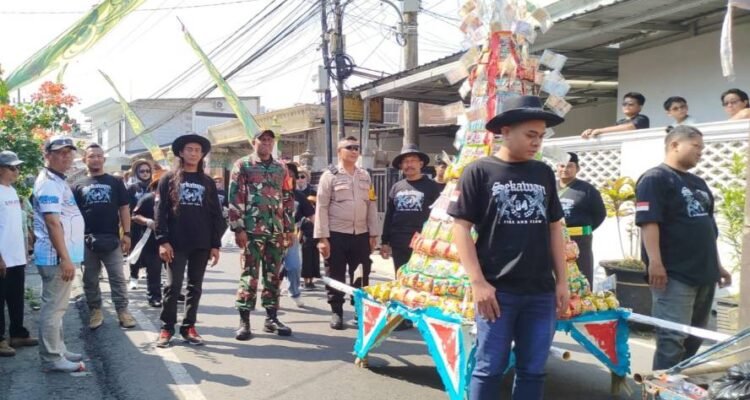 Babinsa Karangbesuki Kawal Kirab Gunungan di Sukun