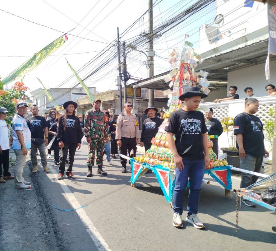 Babinsa Karangbesuki Kawal Kirab Gunungan di Sukun