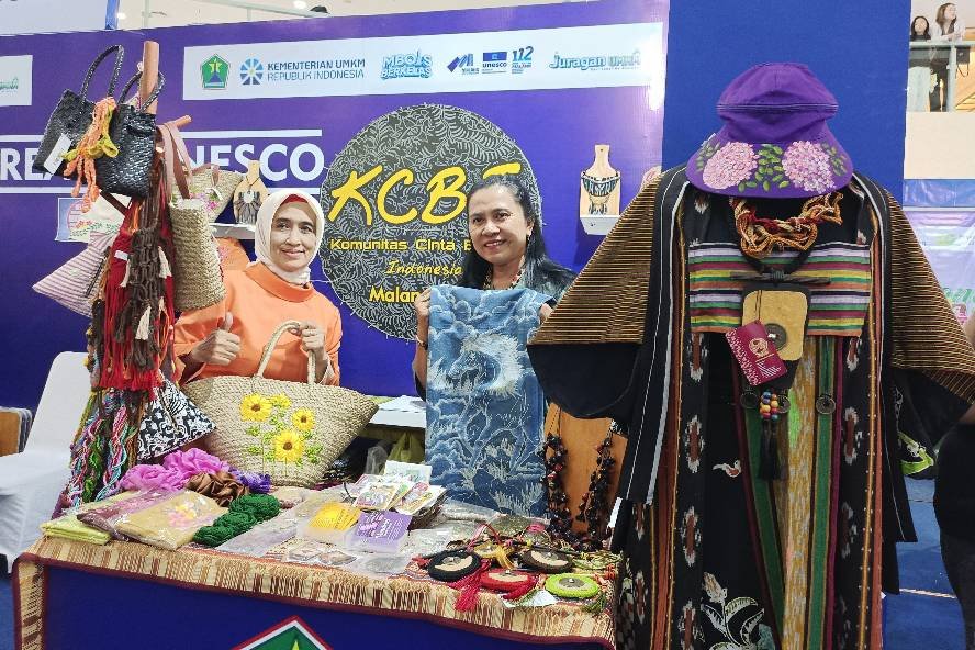 Komunitas Cinta Berkain Indonesia Kenalkan Wastra Nusantara di Gelaran Malang City Expo