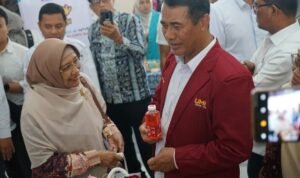 Menteri Amran berbincang dengan Prof Elfi Mentan Amran Puji Inovasi Herbal Atasi Anemia Berbahan Mawar dan Bayam Merah
