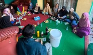 Pelatihan Pembuatan Ember POC Mahasiswa FTAB UB Ajarkan Pembuatan "Ember POC"