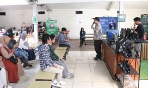 Pengenalan Biji Kopi Rosted Tani Kopi Academy FBiPK UB Latih Pemuda Kampung Lingkar Kampus Jadi Barista dan Roaster