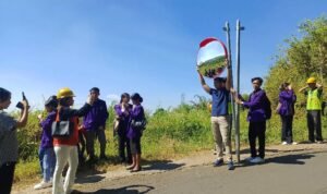 Persiapan pemasangan cermin tikungan UNITRI International Community Service, UNITRI Gandeng Kampus Malaysia Pasang Rambu Hingga Penghijauan Desa Binaan