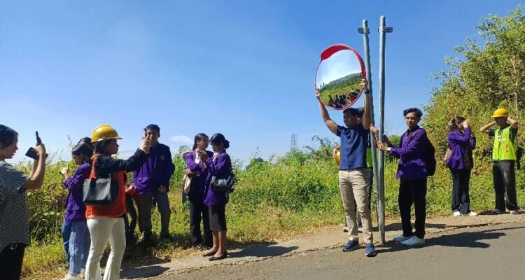 International Community Service, UNITRI Gandeng Kampus Malaysia Pasang Rambu Hingga Penghijauan Desa Binaan