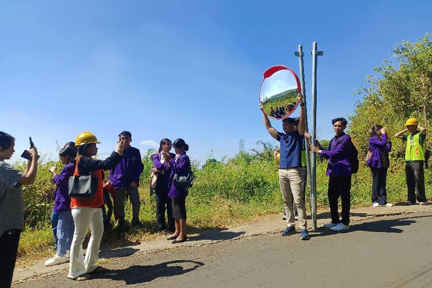 International Community Service, UNITRI Gandeng Kampus Malaysia Pasang Rambu Hingga Penghijauan Desa Binaan