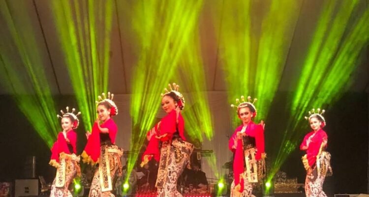 Sri Untari Apresiasi Pementasan Topeng Panji "Satya Laku"