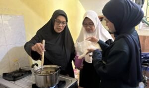 FTAB UB Latih Warga Ketawanggede Olah Minyak Jelantah Jadi Lilin Aromaterapi